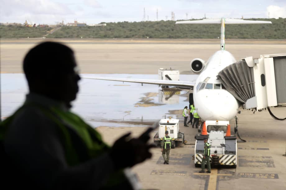 Fotografía de un avión en el aeropuerto internacional Simón Bolívar, en Maiquetía (Venezuela).