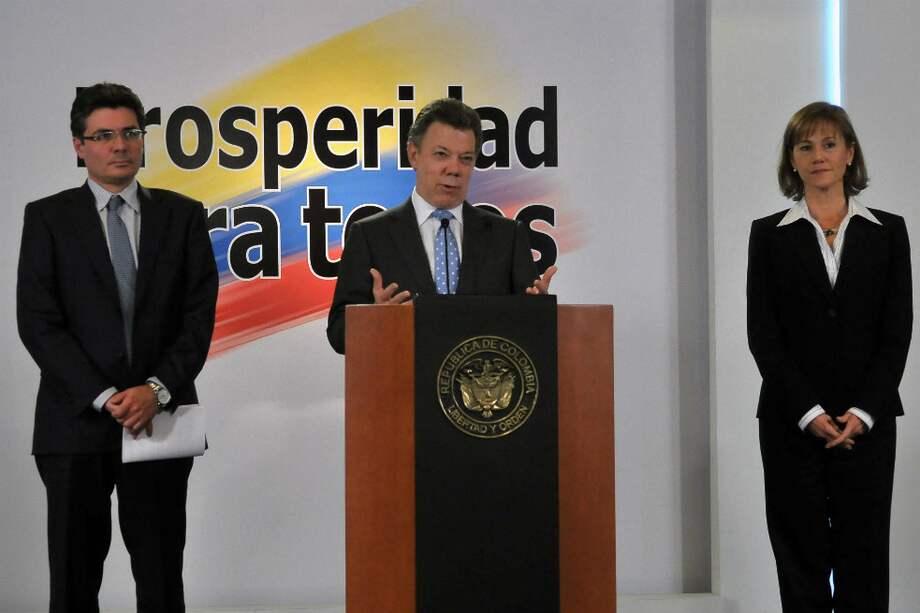 El presidente Santos en el momento de anunciar a Alejandro Gaviria (izq.) como nuevo ministro de Salud, en reemplazo de Beatriz Londoño (der.). / Presidencia