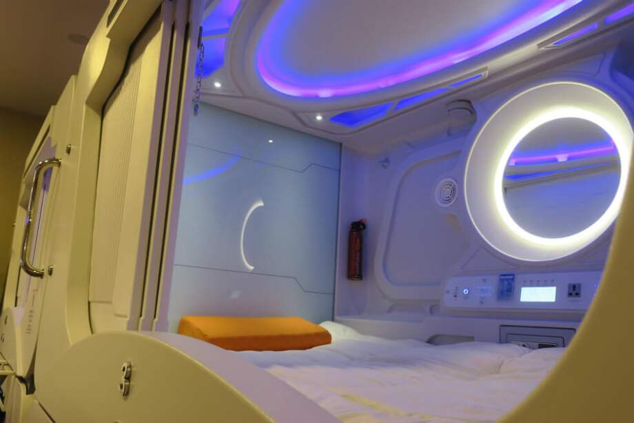 Las cápsulas blancas están apiladas de a dos buscando optimizar esos espacios a los que se debe ingresar sin zapatos y sin comida. / EFE