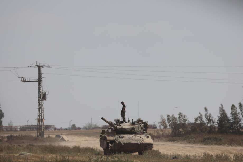 Un soldado israelí en un tanque cerca de la frontera con la Franja de Gaza, en el sur de Israel.