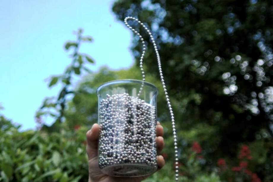 El experimento casero que desafía la ley de la gravedad