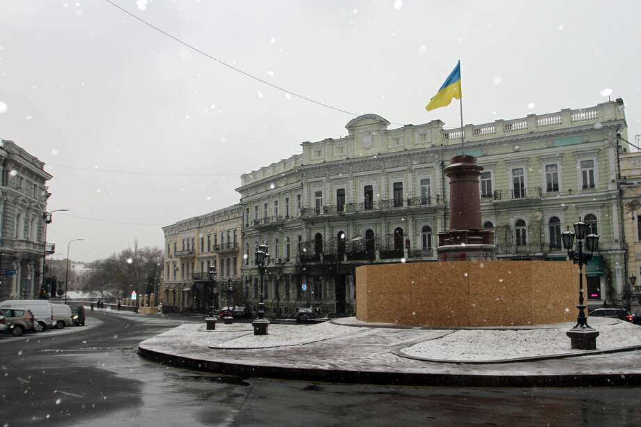 La bandera del estado ucraniano ondea en un pedestal donde una vez estuvo el monumento a la emperatriz Catalina la Grande de Rusia, también conocida como Monumento a los fundadores de Odesa, el 8 de enero de 2023 en Odesa. (Photo by Viacheslav Onyshchenko/Global Images Ukraine via Getty Images)
