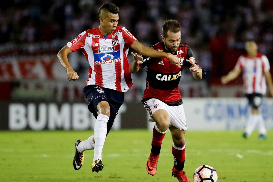 En 2017 el volante Víctor Cantillo (Izq.) jugó 2.855 minutos en 34 partidos con el Júnior. / EFE