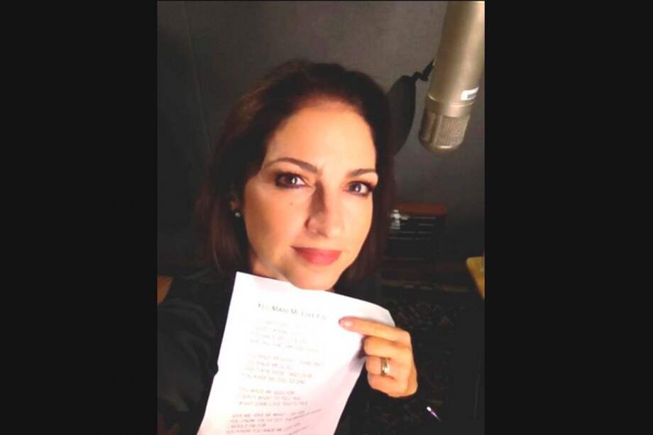 Gloria Estefan compartió en Twitter esta imagen desde su estudio de grabación.