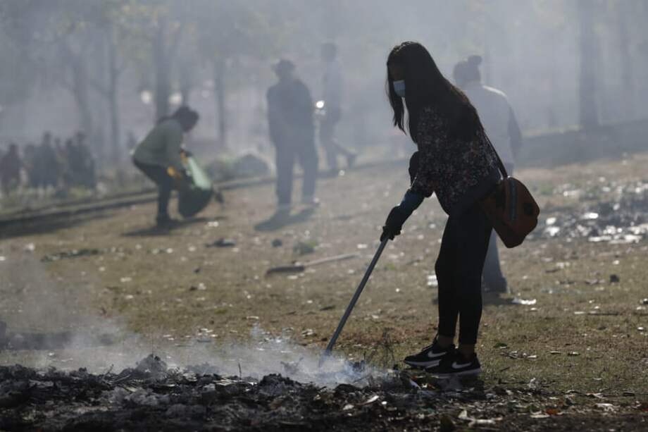 Ciudadanos, manifestantes indígenas y trabajadores limpiaron las calles luego de que se anunciara el fin de las protestas el lunes, en Quito (Ecuador). / EFE