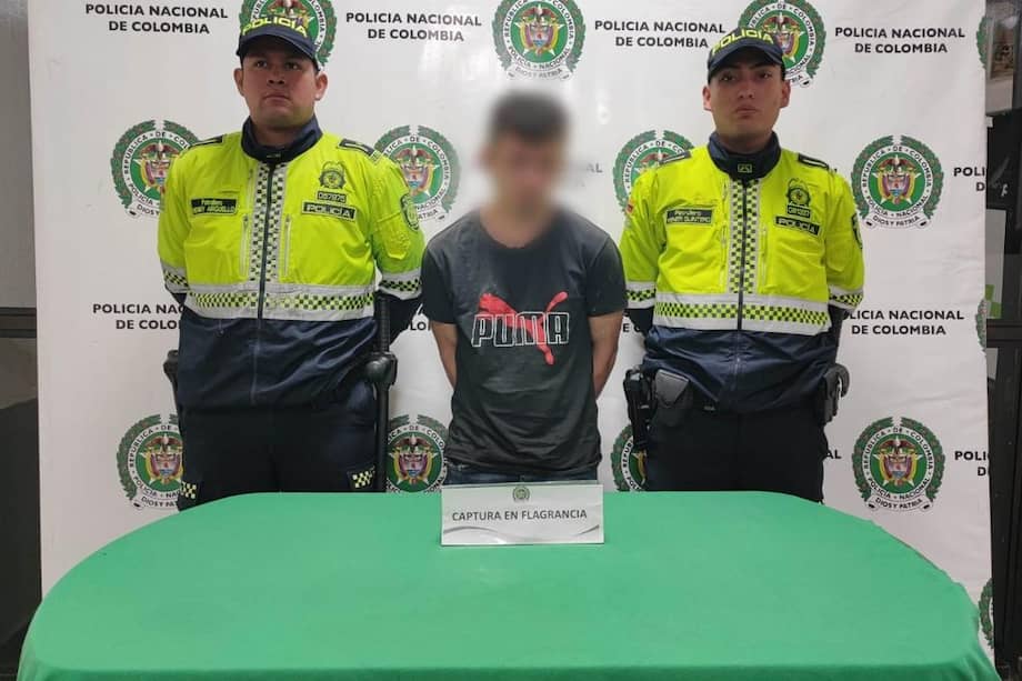 De acuerdo con el testimonio de la madre, esta se encontraba compartiendo en su apartamento con esta persona y se ausentó por algunos minutos. Al regresar, encontró a la menor llorando y evidenció signos de una posible agresión, razón por la cual dio aviso inmediato a las autoridades.