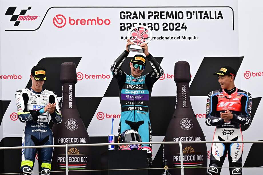 El piloto colombiano David Alonso (centro) celebra su victoria en el Gran Premio de Italia de Moto3.