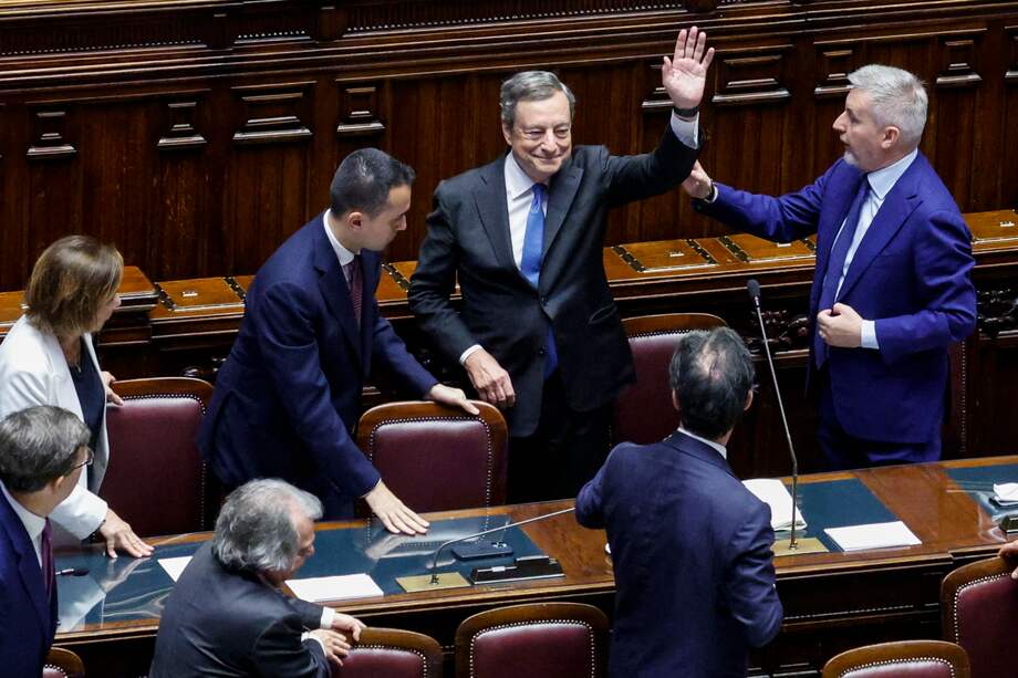 Largamente aplaudido este jueves en la Cámara de Diputados, Draghi solicitó de inmediato la suspensión de la sesión para dirigirse al palacio presidencial del Quirinal para comunicarle al presidente Sergio Mattarella su decisión.
