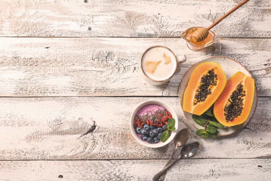 La papaya contiene betacaroteno, que es una provitamina A de origen vegetal, y que tiene como propiedades proteger la piel, sobre todo de rayos solares.