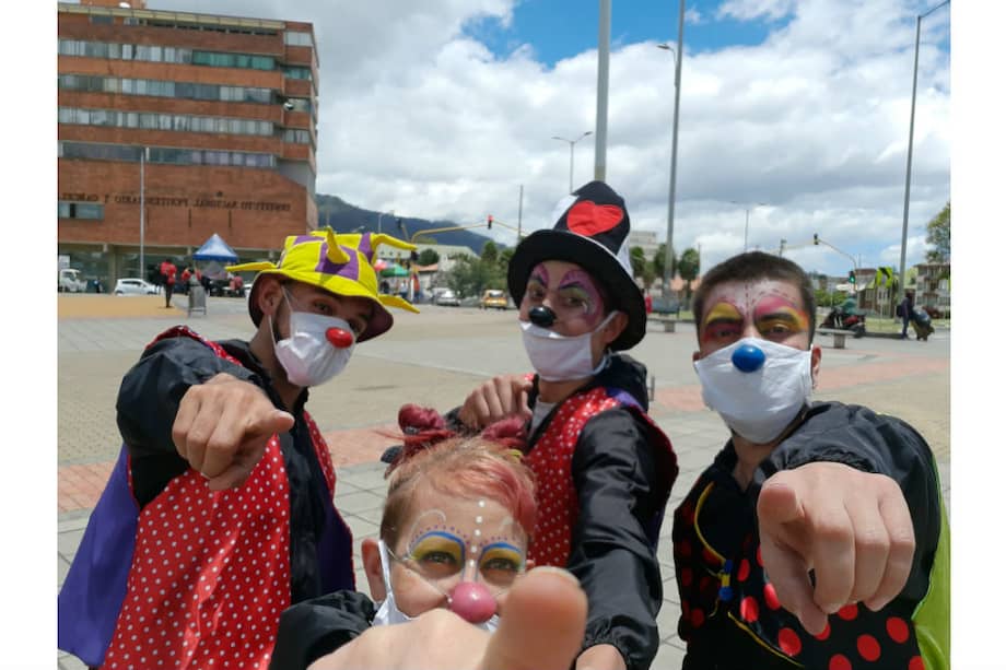 Circo Encuentro está conformado por cuatro cirqueros que, antes de la cuarentena, dictaban talleres de clown.