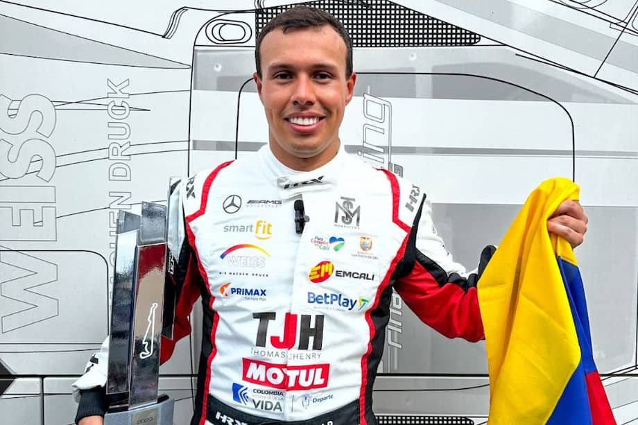 Tunjo con su trofeo de segundo lugar en la segunda válida del European Le Mans Series.