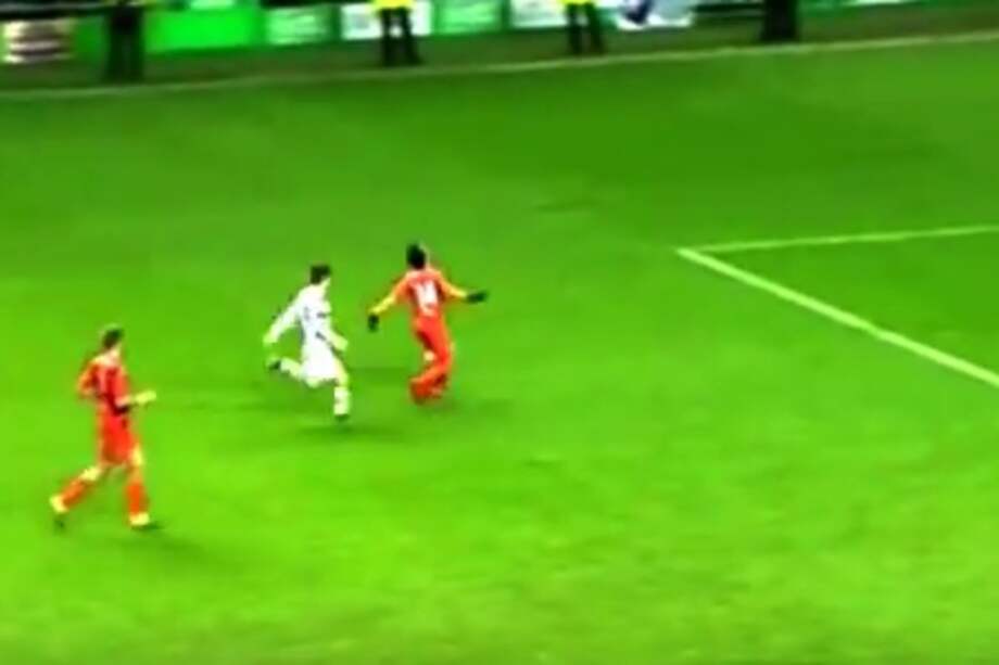 David Pascual simula una falta en el partido contra el Celtic.