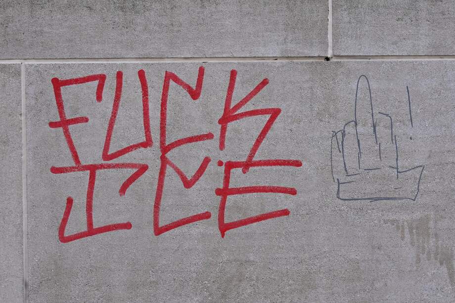 Se observa un grafiti durante una protesta en la Torre Trump en Chicago, Illinois, EE. UU., el 1 de septiembre.
