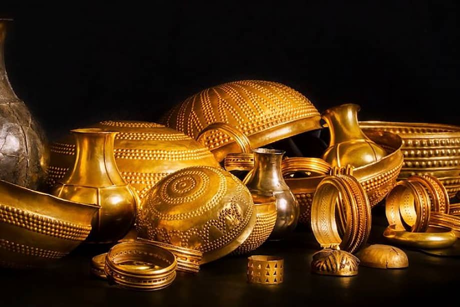 Una fotografía sin fecha, facilitada el 27 de agosto de 2026 por el Museo de Villena, muestra varios objetos que datan de la Edad de Bronce y que forman parte del Tesoro de Villena, en Villena, Alicante, al este de España.