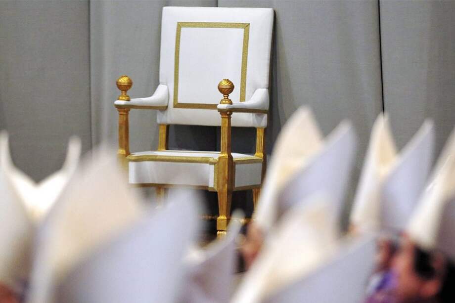 El trono papal, captado esta semana luego de la renuncia de Joseph Ratzinger, el máximo poder sobre 1.100 millones de católicos del mundo: una novela de intriga.