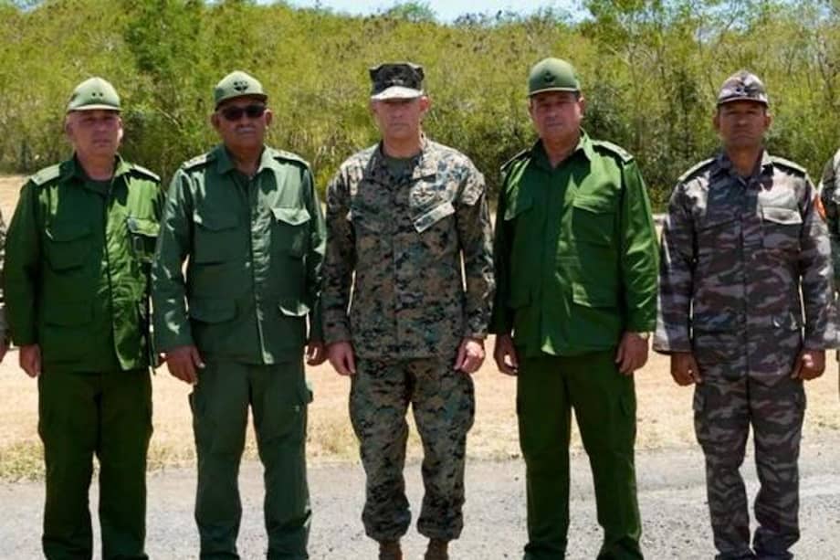 Fotografía difundida en la cuenta del Comandos Sur de EE.UU. de su comandante, general Francis L. Donovan (c), posando con el jefe del Estado Mayor General de Cuba, general Roberto Legrá Sotolongo.
