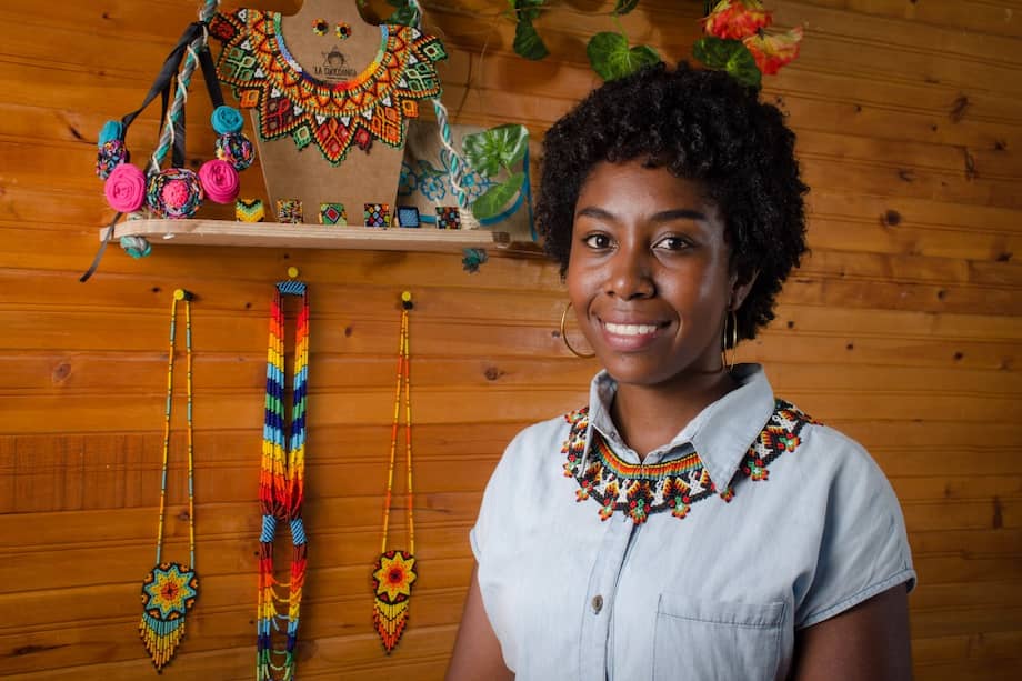 La familia Sobricama, de la comunidad embera, elabora collares de chaquiras para la tienda de Rosaura Hinestroza. / Hans Fhilip