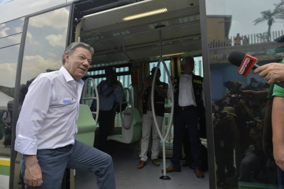 El presidente Juan Manuel Santos abordó el tranvía en la estación del barrio Miraflores. / Efraín Herrera - SIG