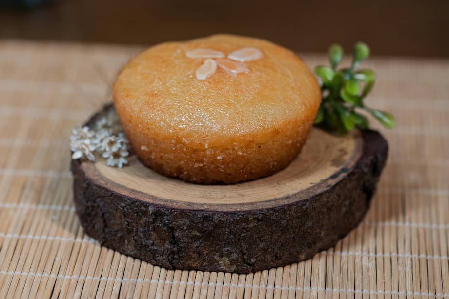 Sirve esta torta esponjosa con trocitos de almendra o con tu fruto seco favorito.