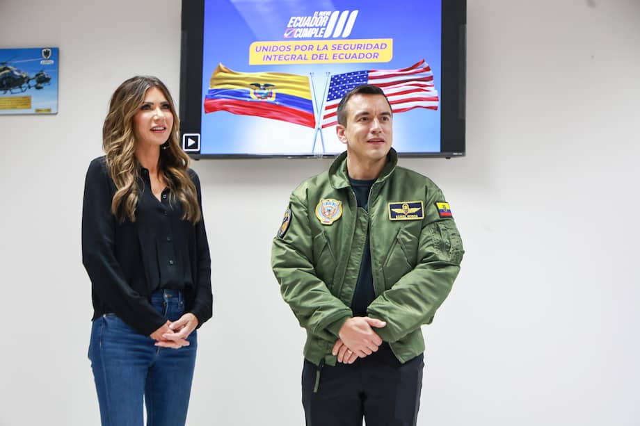 Daniel Noboa (d), junto a la secretaria de Seguridad Nacional de Estados Unidos, Kristi Noem, durante una reunión este miércoles, en Manta (Ecuador).