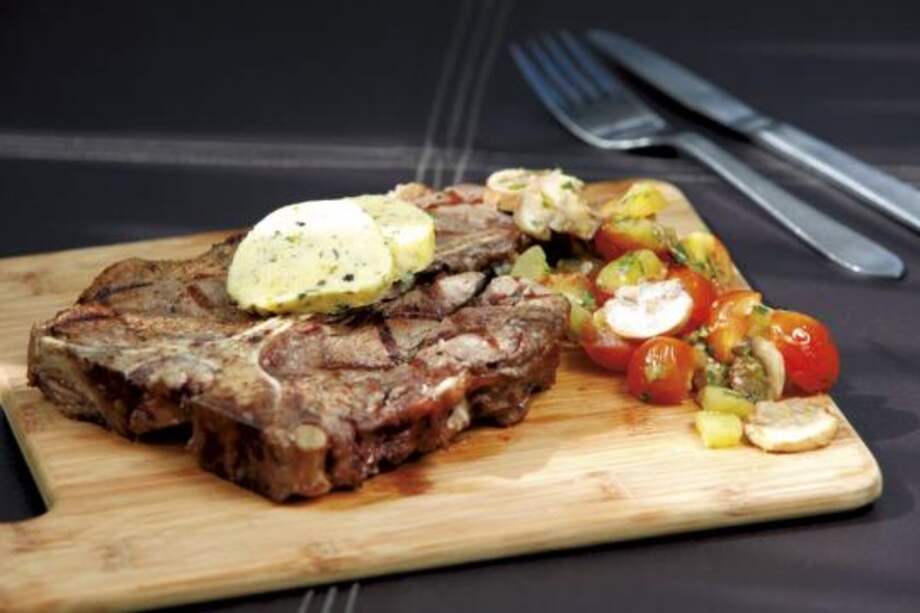 T-bone steak con mantequilla compuesta de estragón, pimientas y naranja