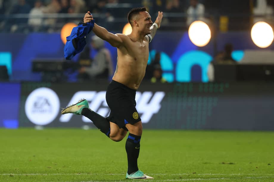 El jugador argentino Lautaro Martínez celebra su gol en la final de la Supercopa italiana.