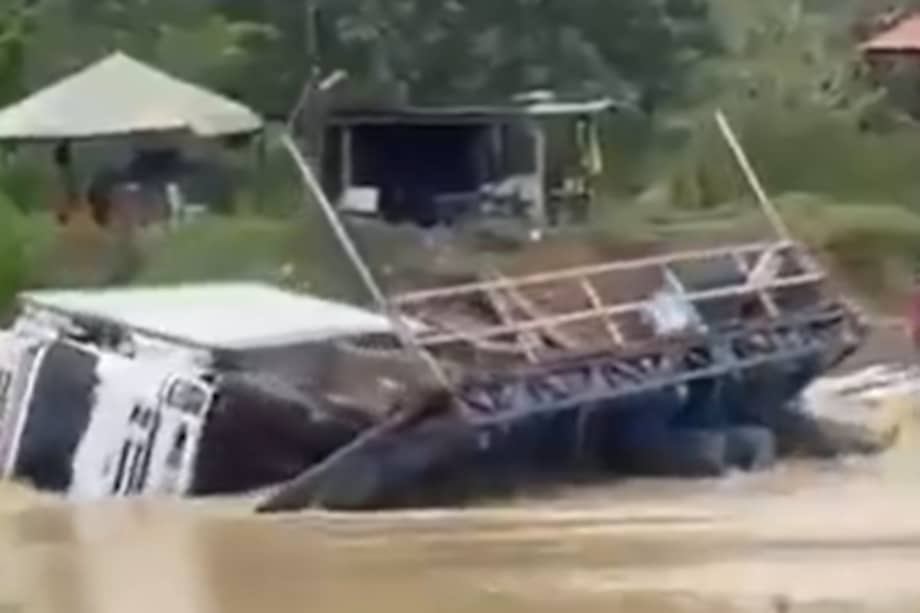 Imagen del video de redes sociales en el que quedó registrado el hundimiento de un camión en el río San Juan de Urabá.