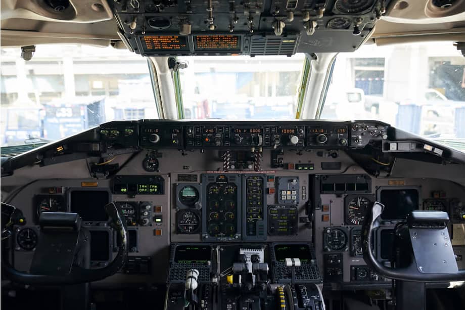 La Aerocivil recordó que este tipo de acciones puede generar obstáculos a la visual de los pilotos, pudiendo ocasionar algún incidente. / Bloomberg News.