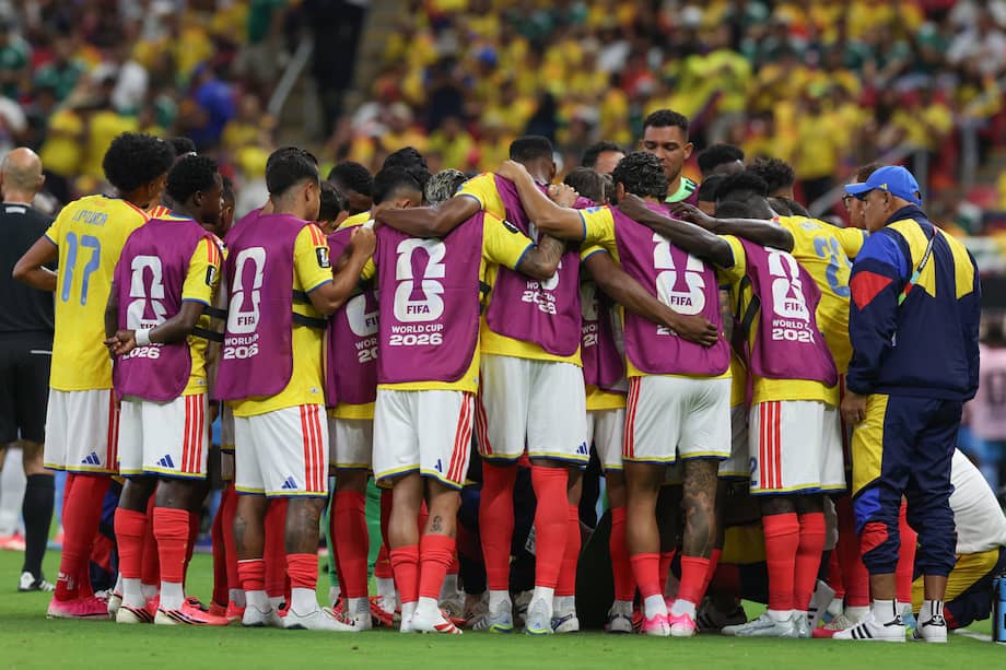 Jugadores de Colombia escuchan indicaciones durante la pausa de hidratación el martes 23 de junio, durante el partido del grupo K de la Copa Mundial de la FIFA 2026 contra RD Congo en el estadio Akron de Guadalajara, México.