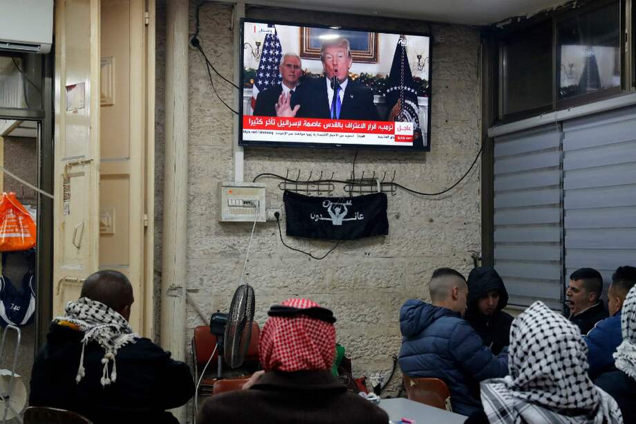 Un grupo de árabes sigue el discurso de Trump. / AFP