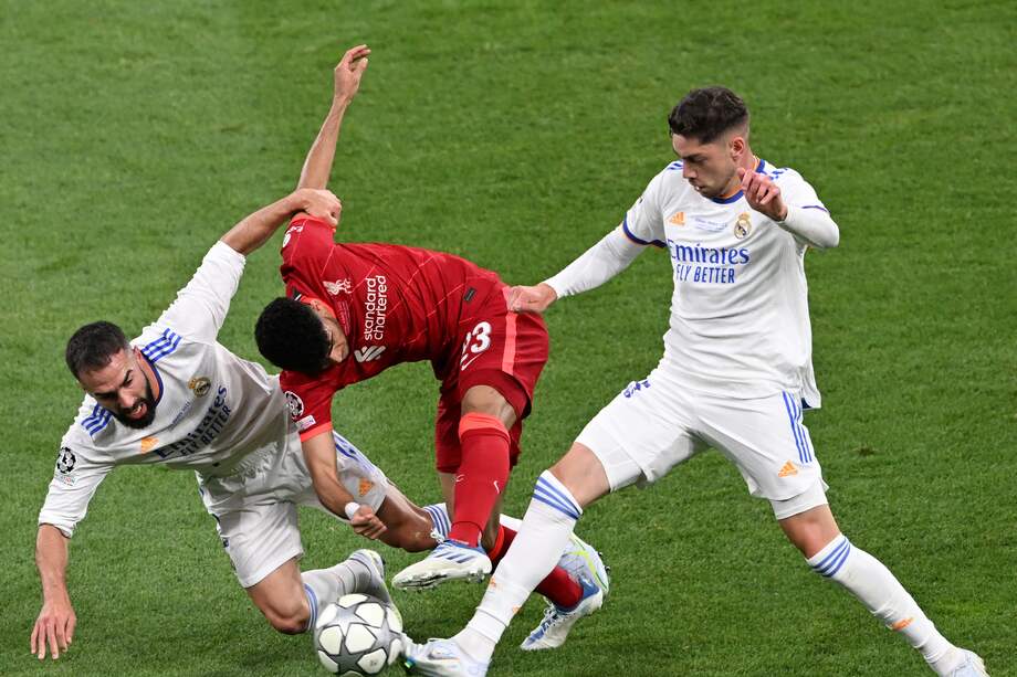 Luis Díaz no pudo superar la defensa de Real Madrid // EFE/EPA/FILIP SINGER