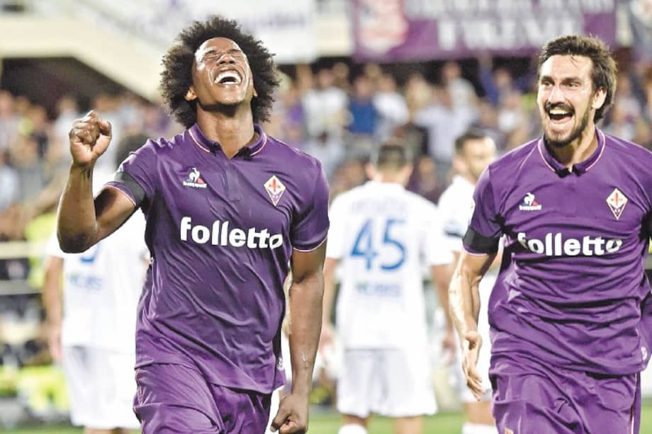 El colombiano Carlos Sánchez (izq.) junto a Astori cuando era jugador de la Fiorentina. / EFE