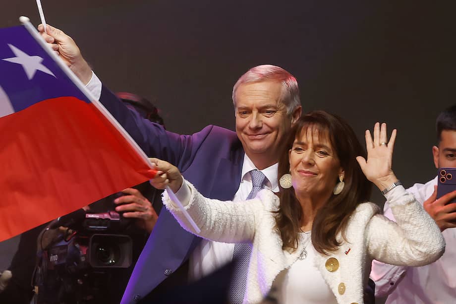 El presidente electo de Chile, el ultraderechista José Antonio Kast, celebra junto a su esposa, María Pía Adriasola.