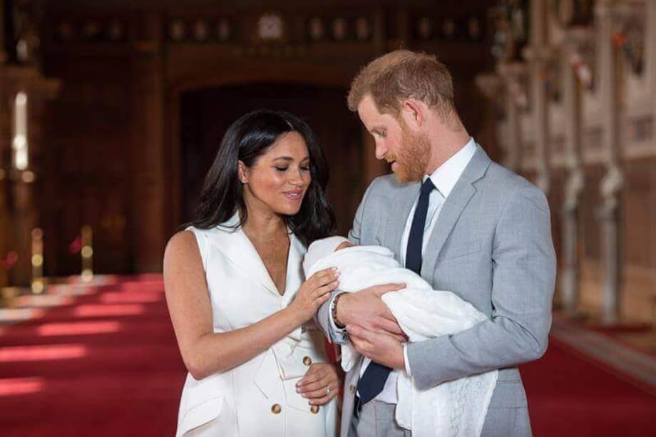 Archie, que pesó 3,3 kilos, es el primer hijo de los duques de Sussex, Enrique y Meghan, y el cuarto nieto del príncipe Carlos, heredero de la corona británica. / EFE
