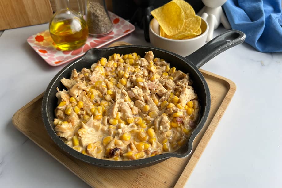 Sirve este desgranado de pollo con papas fritas para disfrutar.