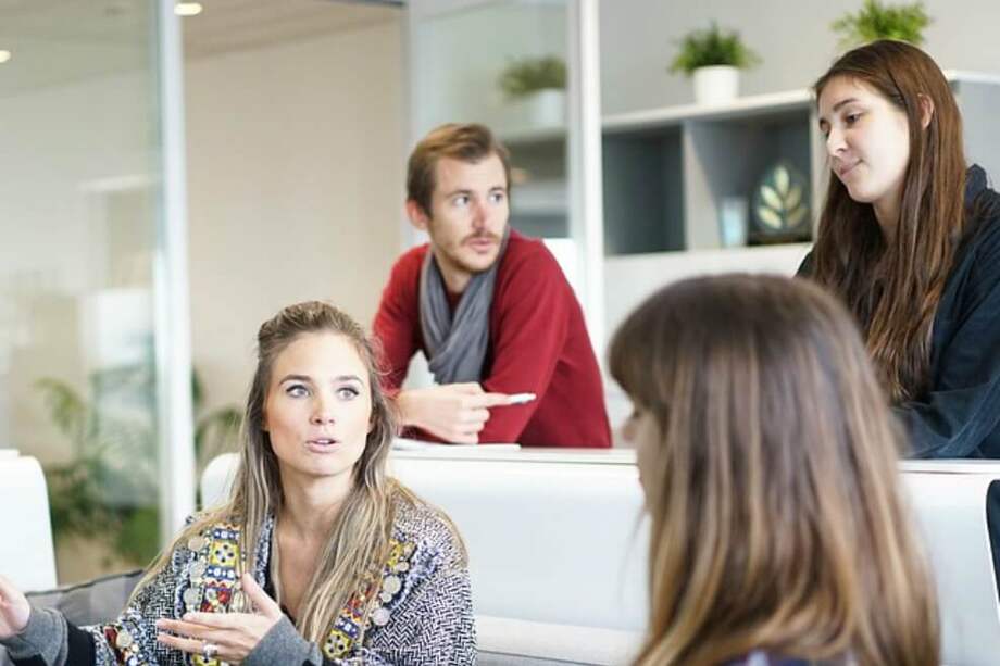La investigación consideró como chisme símplemente hablar de alguien que no está presente, tanto de forma positiva como negativa o neutral. / Pixabay