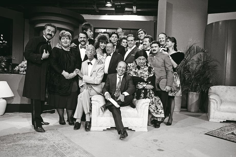 Alfonso Lizarazo junto al equipo de humoristas que dirigió durante años en 'Sábados felices'.