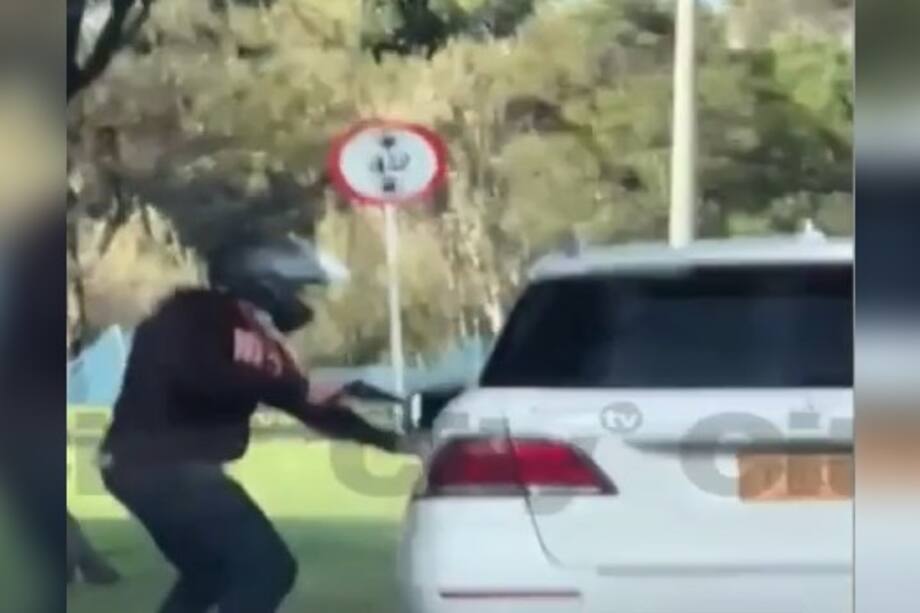 La tarde del jueves 30 de noviembre, ocupantes de una camioneta de alta gama fueron víctimas de un atraco a mano armada en la Av. Boyacá con calle 116.