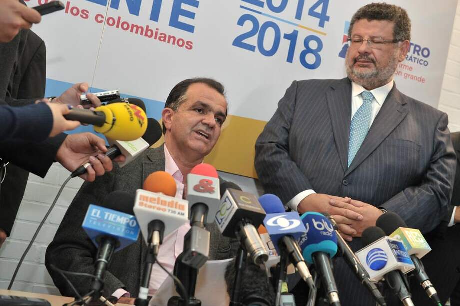 El candidato presidencial del Centro Democrático, Óscar Iván Zuluaga, en su declaración ayer ante los medios de comunicación. / Luis Ángel