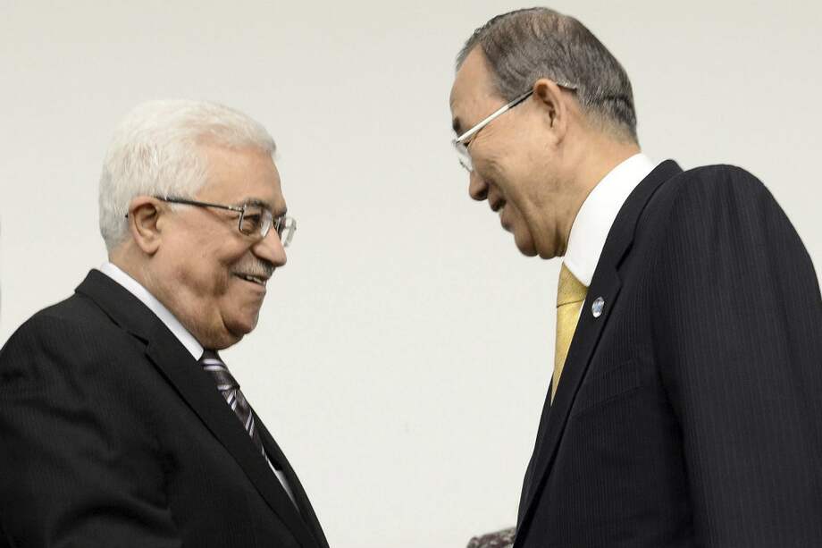 Mahmud Abás, presidente de la Autoridad Nacional Palestina, da la mano a Ban Ki-moon. / EFE