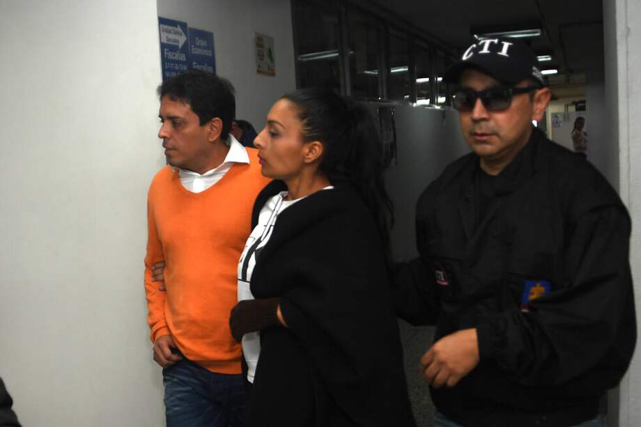 El exfiscal de la JEP Carlos Bermeo junto con su pareja, Ana Cristina Solarte, entrando a los juzgados de Paloquemao. / Cristian Garavito - El Espectador
