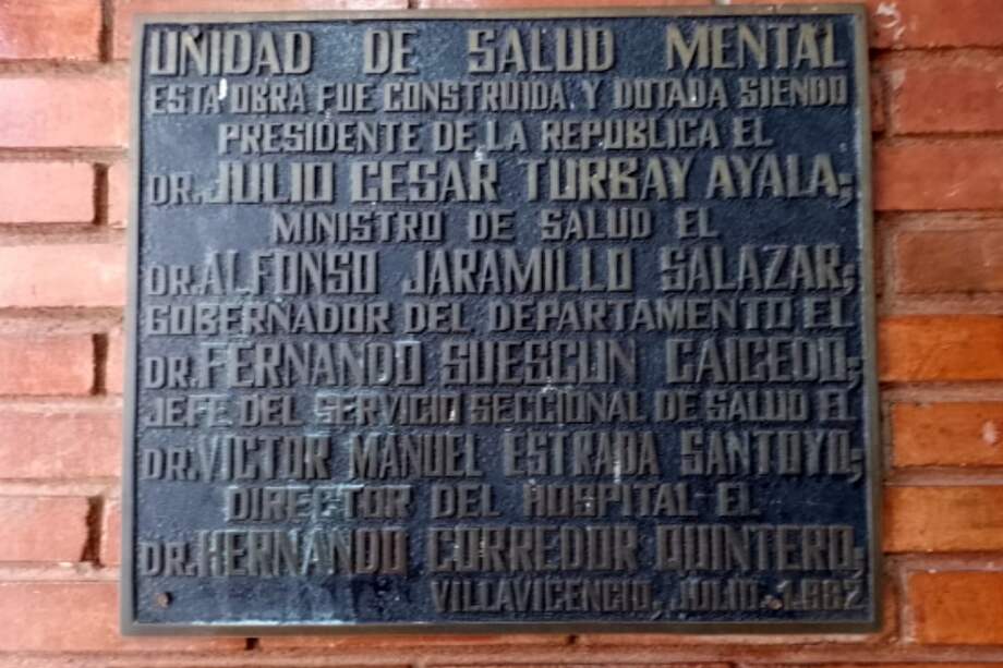 Placa de la inauguración de la Unidad de Salud Mental en el hospital de Villavicencio.