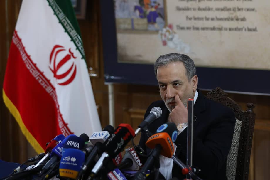 El ministro de Asuntos Exteriores de Irán, Abbas Araghchi, ofrece una rueda de prensa tras asistir a la reunión de ministros de Asuntos Exteriores de los BRICS, en la embajada de la República Islámica de Irán.