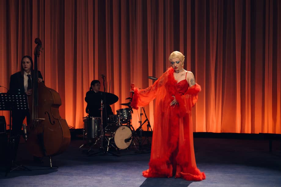 Vestida de rojo y rodeada de un ensamble integrado solo por mujeres, Mon Laferte lleva su nueva etapa hacia un lenguaje más nocturno y teatral.