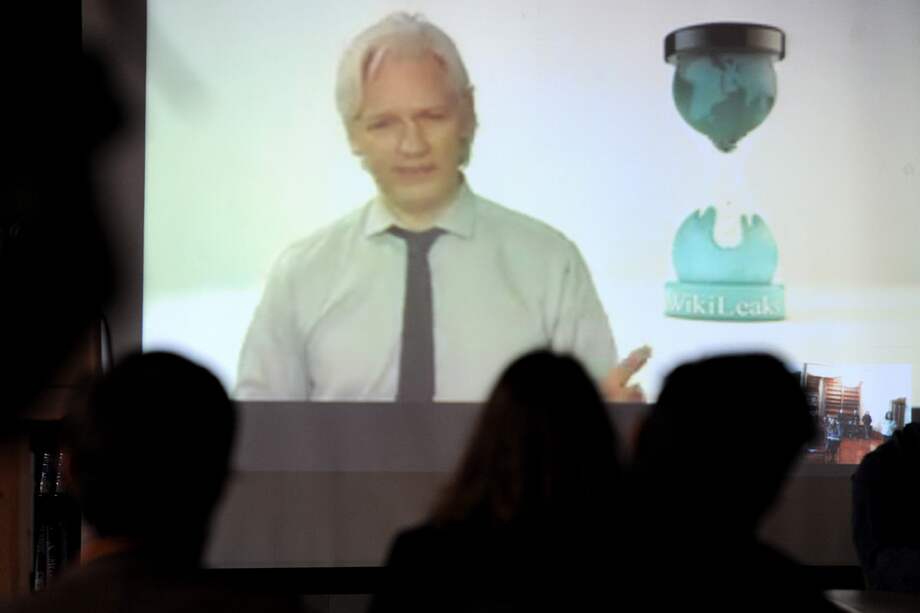 Julian Assange, candidato del partido Wikileaks, habla desde Londres a través de una videoconferencia durante el lanzamiento oficial de los candidatos al Senado, en Melbourne (Australia). / EFE