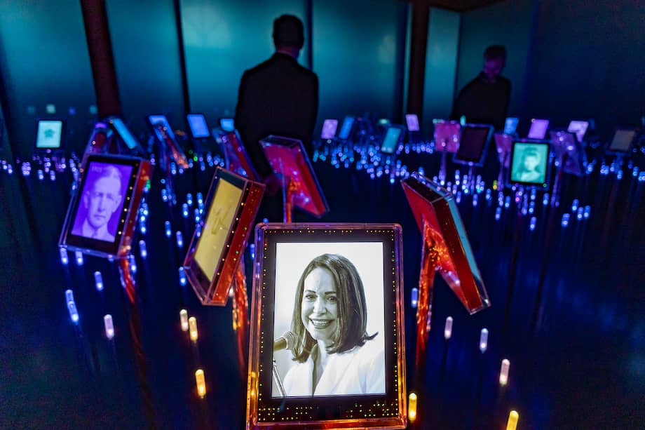 Una foto de la laureada con el Premio Nobel de la Paz, María Corina Machado, se observa entre retratos de ganadores anteriores en el “Campo Nobel” de la exposición “Democracia al borde”, en honor a la premiada, en el Centro Nobel de la Paz en Oslo, el 9 de diciembre de 2025.