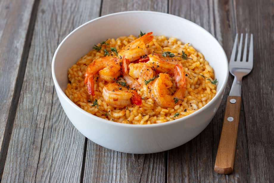 Sirve este encocado de camarón con unos buenos patacones.