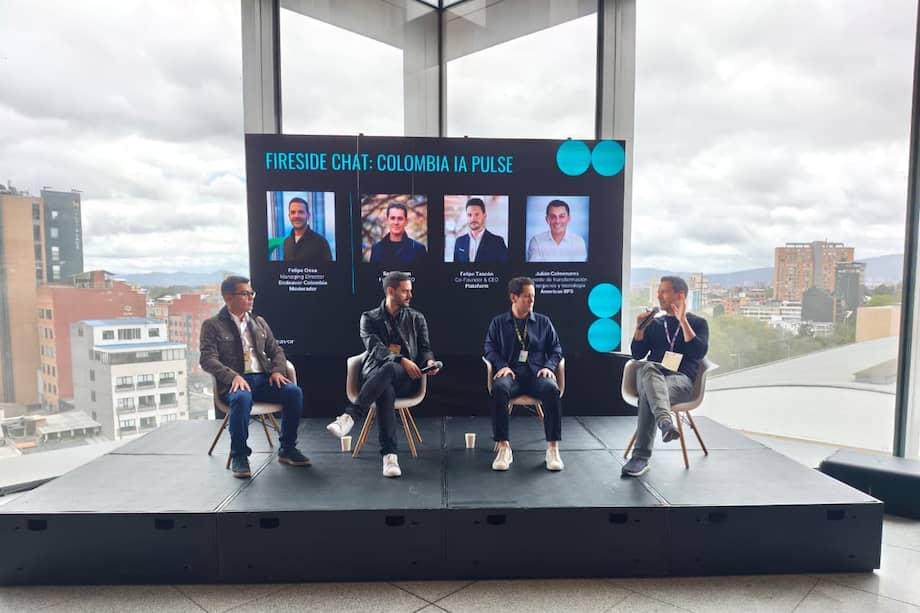 El panel de emprendedores, consultores y corporativos junto con la gente de Endeavor.