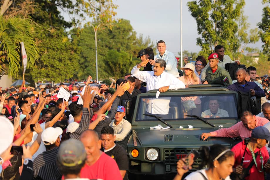 El presidente venezolano, Nicolás Maduro, saluda a simpatizantes durante un acto de Gobierno en Maturin (Venezuela).