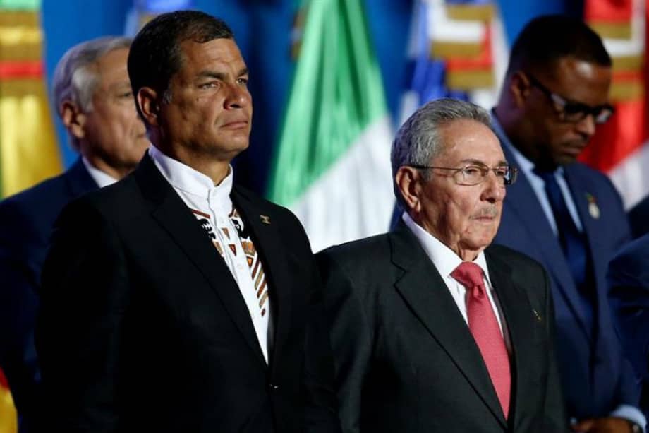 El presidente de Ecuador, Rafael Correa junto al presidente de Cuba, Raul Castro en la inauguración de la V Cumbre de la Comunidad de Estados Latinoamericanos y Caribeños (Celac). / EFE